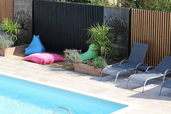 Gîte pour 6 personnes, avec terrasse ainsi que piscine et jardin
