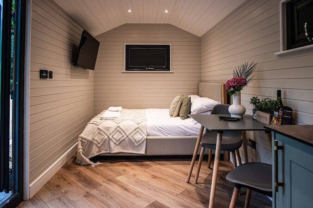 Luxurious Canal-side mini lodge in Llangollen. in Llangollen, Denbighshire