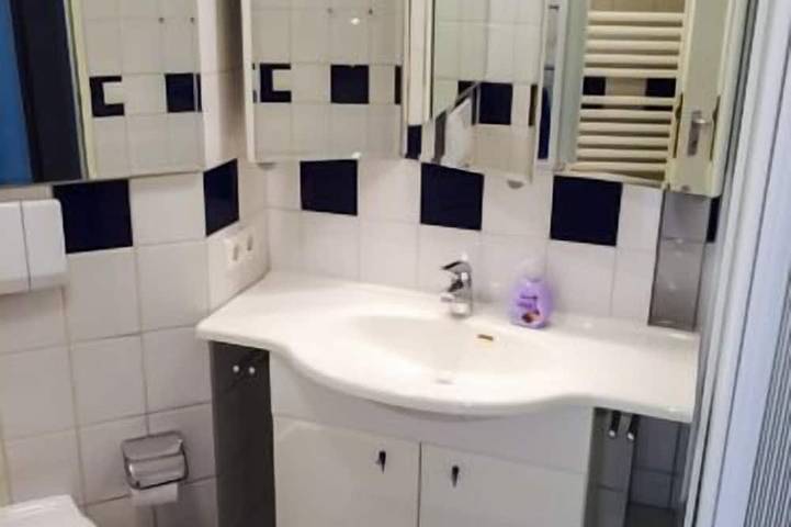 Apartamento entero, Muy acogedor, con piscina, sauna, vista al lago, ascensor y 1 silla de playa, WiFi. in Dorum-Neufeld, Dorum
