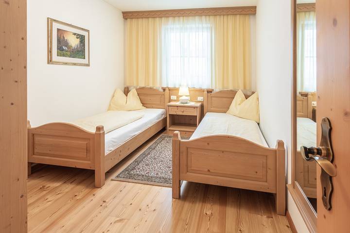Ganze Wohnung, Ferienwohnung "Désirée Dolasilla" mit Balkon, Bergblick, WLAN & TV in Enneberg, Dolomiti Superski