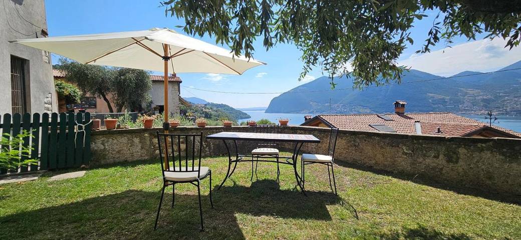 Location de vacances pour 5 personnes, avec jardin ainsi que vue et vue sur le lac, adapté aux familles à Monte Isola - 2