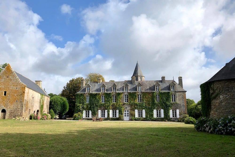 Beautiful Breton Chateau, sleeps 10. Close to the sea! in Quimperlé, Quimper region