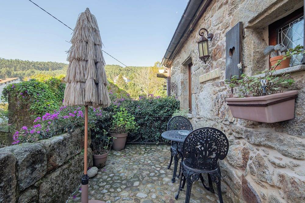 Holiday Home 'Casa De Carmen' with Private Terrace, Wi-Fi and Air Conditioning in Corcubión, Costa da Morte