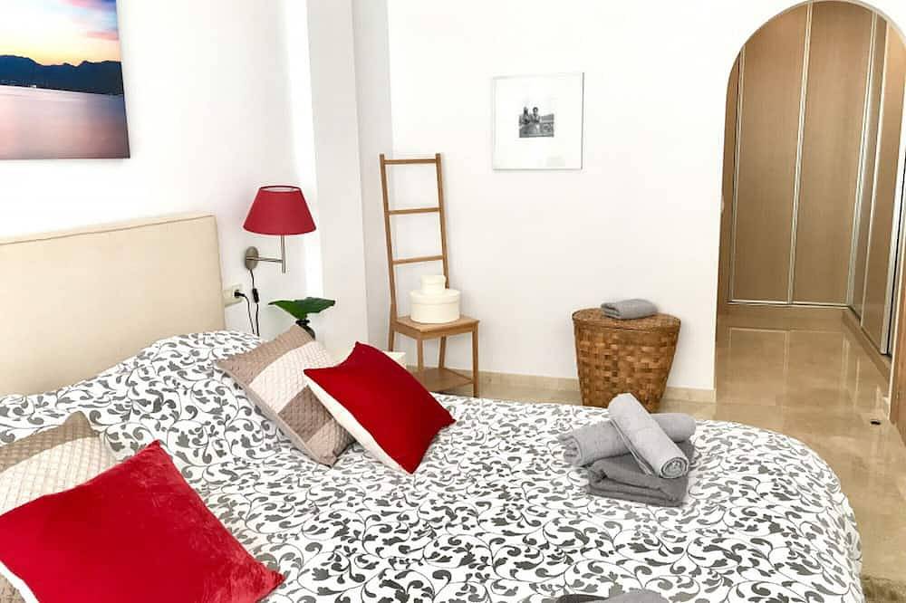 Apartamento entero, Encantador y espacioso apartamento en planta baja + piscina infinita con vistas al mar in Urbanizacion Las Jacarandas, Ojén