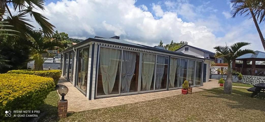 Location de vacances pour 6 personnes, avec jardin et vue à Les Trois-Bassins - 4
