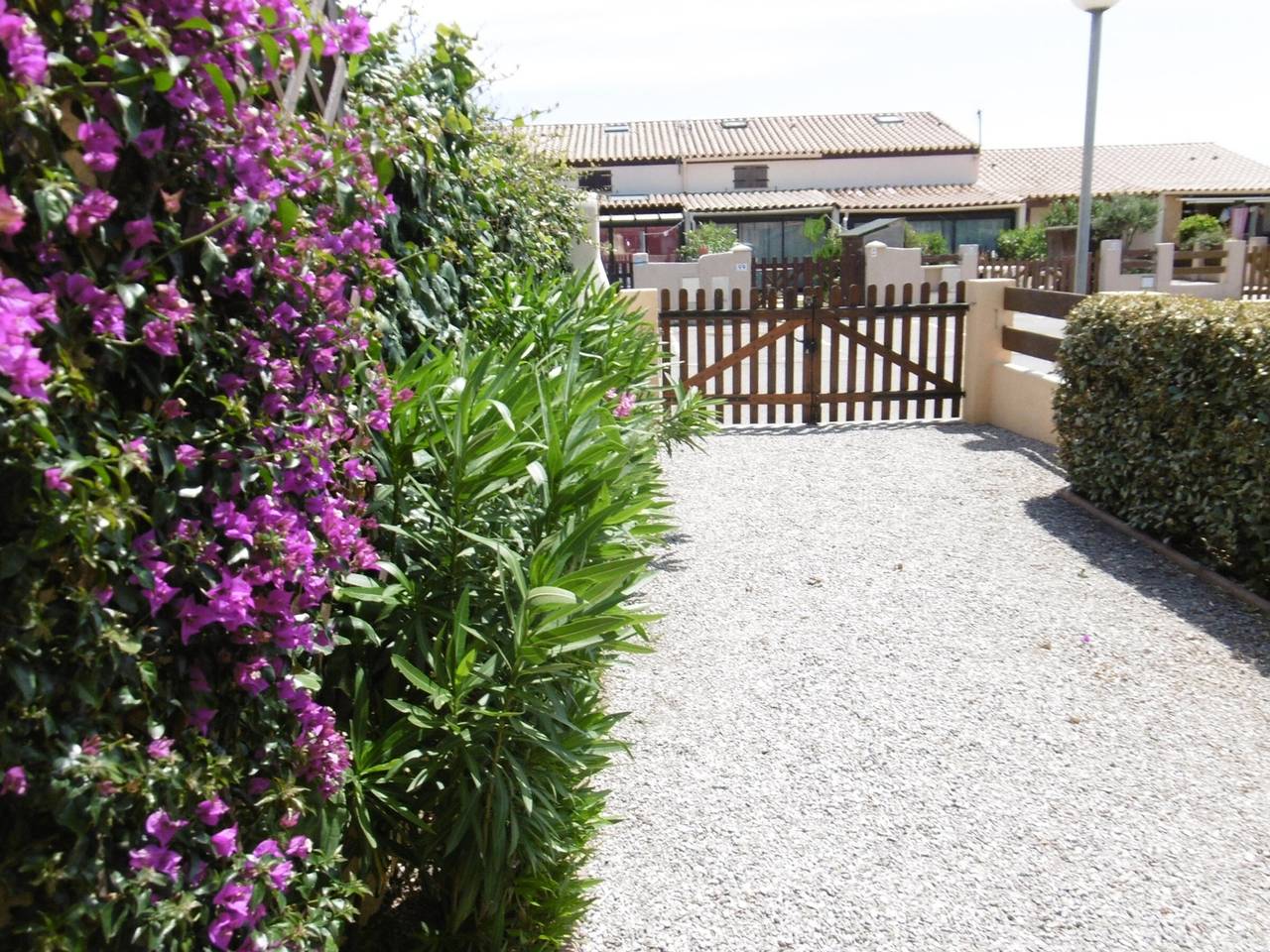 Port-la-Nouvelle : Villa T2 avec jardin fleuri, véranda, barbecue, parking privé, à 900m de la plage in Port-la-Nouvelle, Côte d'Améthyste