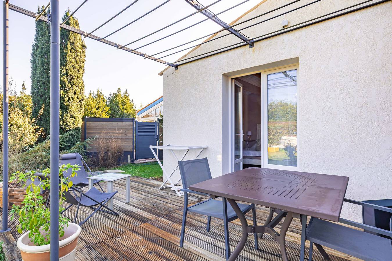 Chambre d’hôtes « Les Enclouses » avec terrasse privée et Wi-Fi in Dolus-d'Oléron, Côte de Beauté