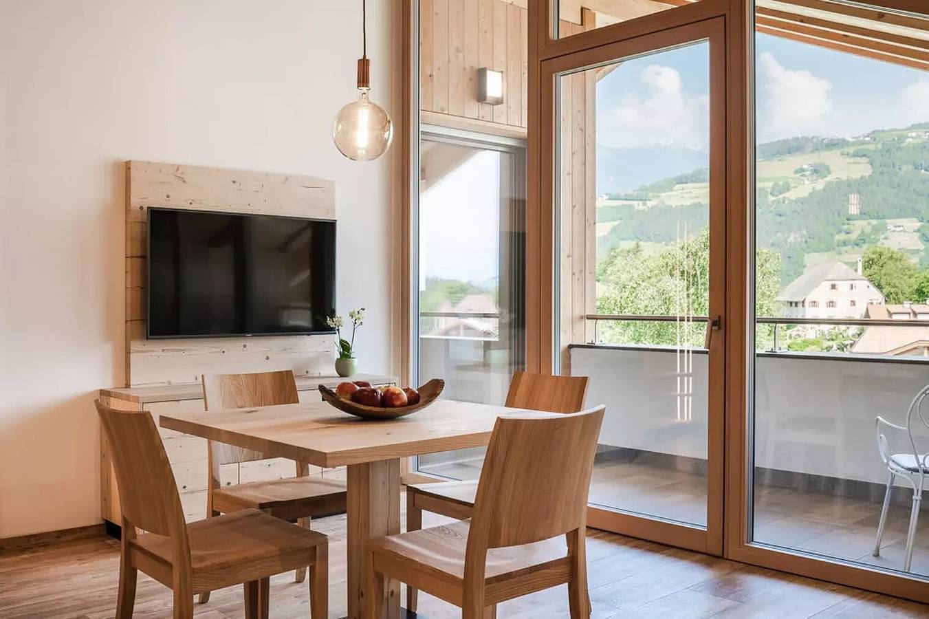 Entire apartment, Holiday Apartment 'Natur Suite Edelweisshof Tony' with Mountain View, Shared Garden & Wi-Fi in Gufidaun, Klausen