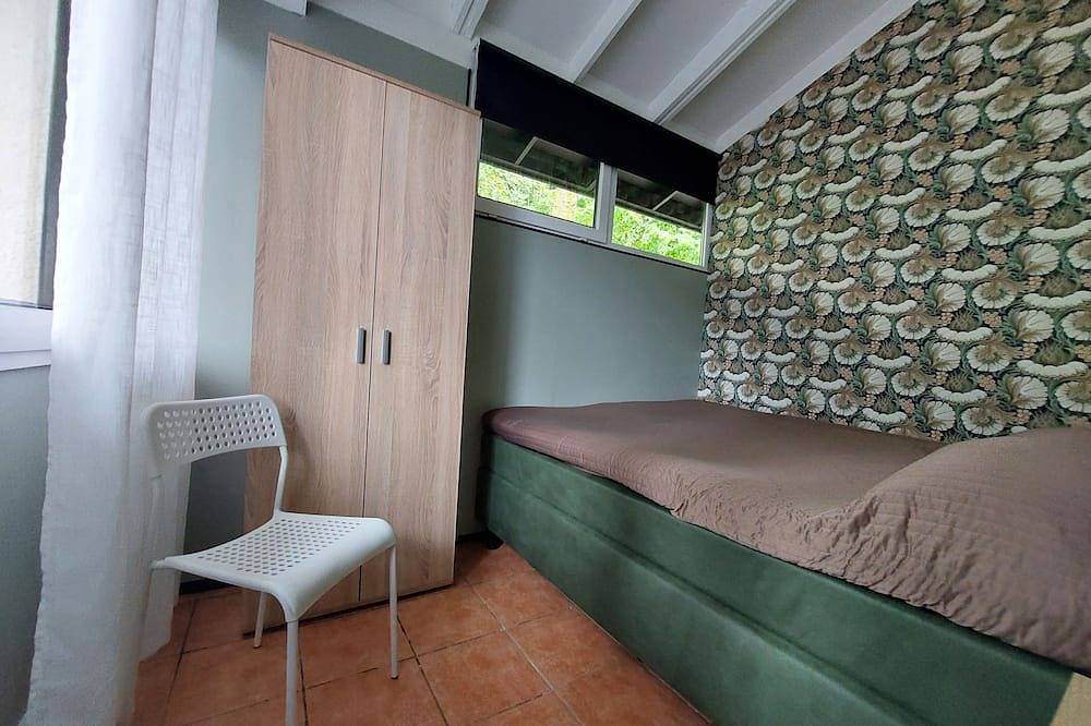 A fine bungalow in a beautiful vacation park with swimming pool. in Tignale, Gardasee-Berge