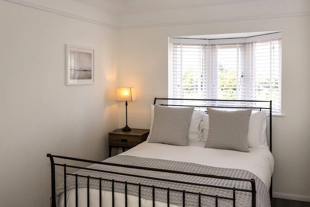 Beach Cottage with garden that blends into the beach in Pevensey Bay in Pevensey, East Sussex