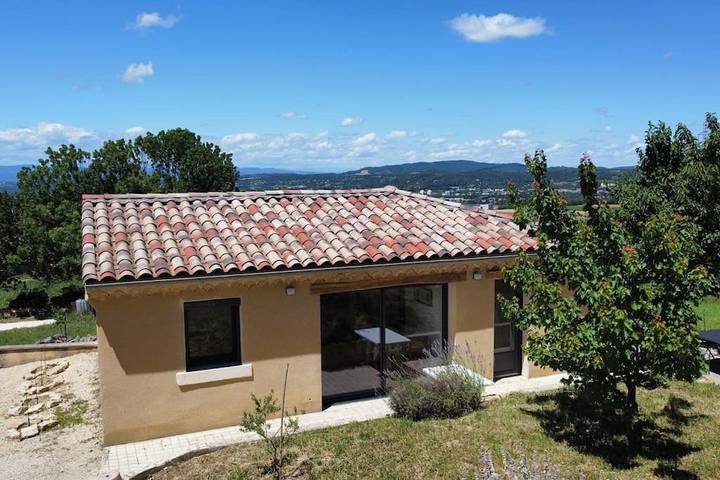 Location de vacances pour 4 personnes, avec Terrasse ainsi que Piscine et Vue à Crest