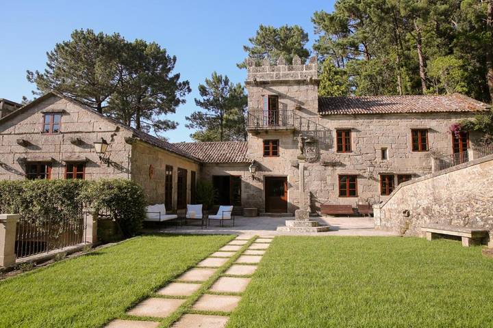 Chalet para 16 personas, con Balcón y Terraza además de Jardín y Piscina en Marín