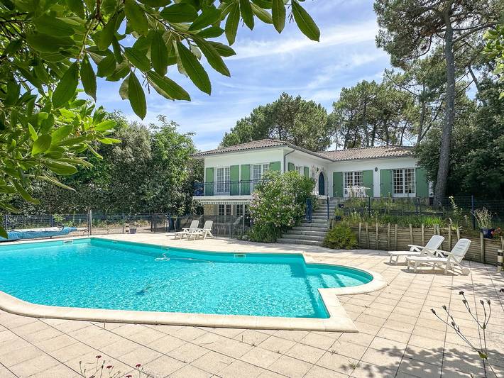 Villa pour 15 personnes, avec Balcon et Terrasse ainsi que Jardin et Piscine dans La Palmyre