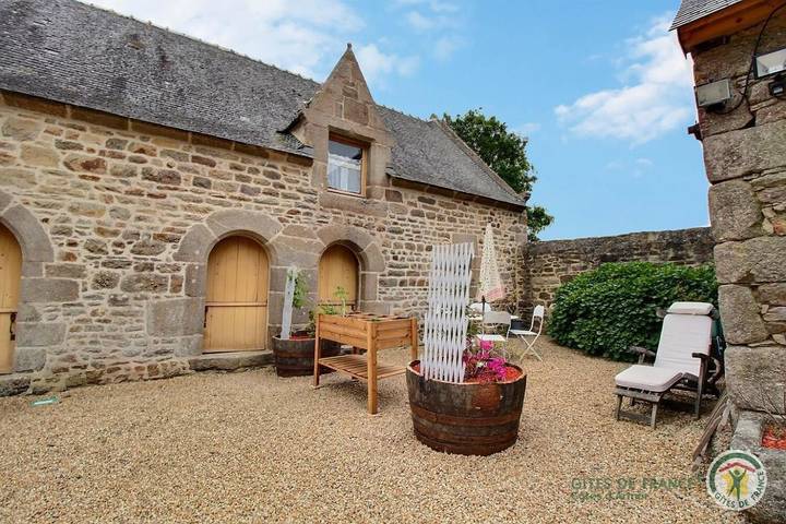 Location de vacances pour 2 personnes, avec vue ainsi que terrasse et jardin à Plaine-Haute