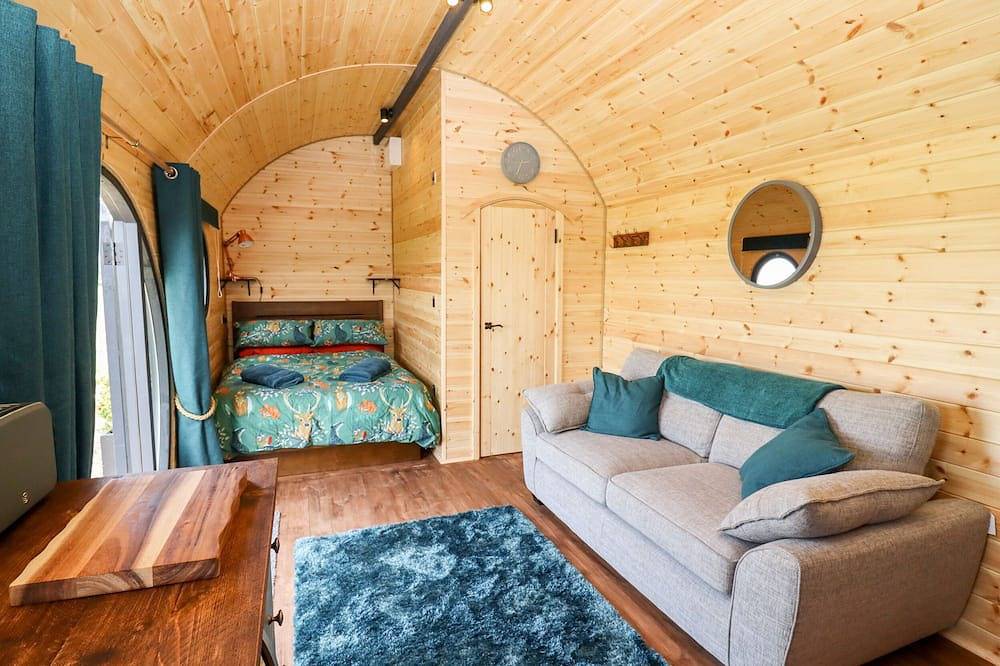 The Happy Valley Pod, romantic, with hot tub in Chipping Norton in Oxfordshire