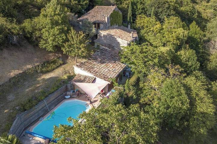 Location de vacances pour 12 personnes, avec jardin à Eygluy-Escoulin