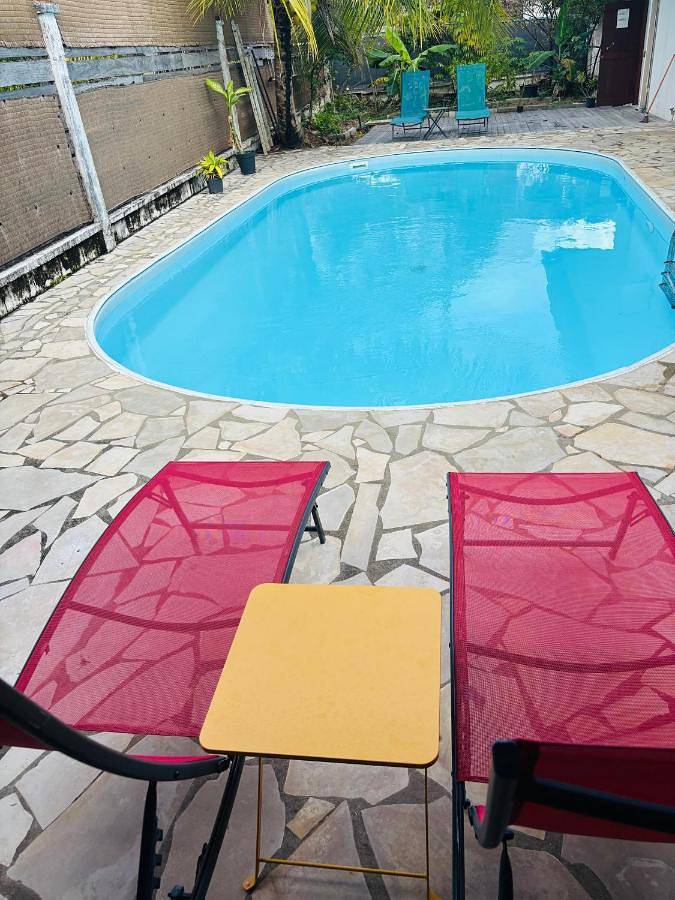 Location de vacances pour 6 personnes, avec piscine et jardin à Kourou