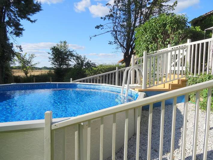 Location de vacances pour 9 personnes, avec terrasse ainsi que jardin et piscine, adapté aux familles à Nanteuil-en-Vallée - 2