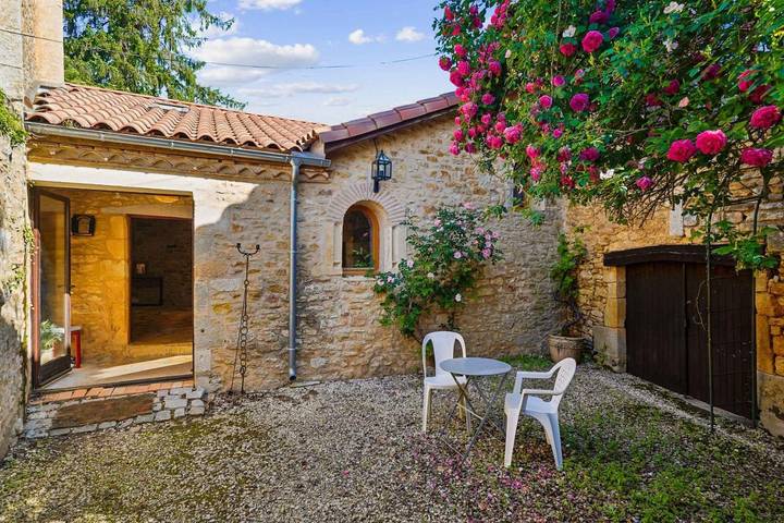Location de vacances pour 10 personnes, avec terrasse ainsi que jardin et piscine, animaux acceptés à Saint-Martin-le-Redon - 4