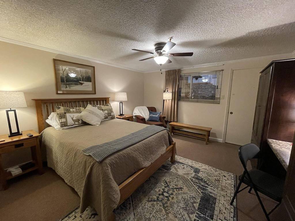 Ganze Wohnung, Corner unit w/ views & fireplace connects to Ml150 (rented separately in Snowshoe, Greenbrier River