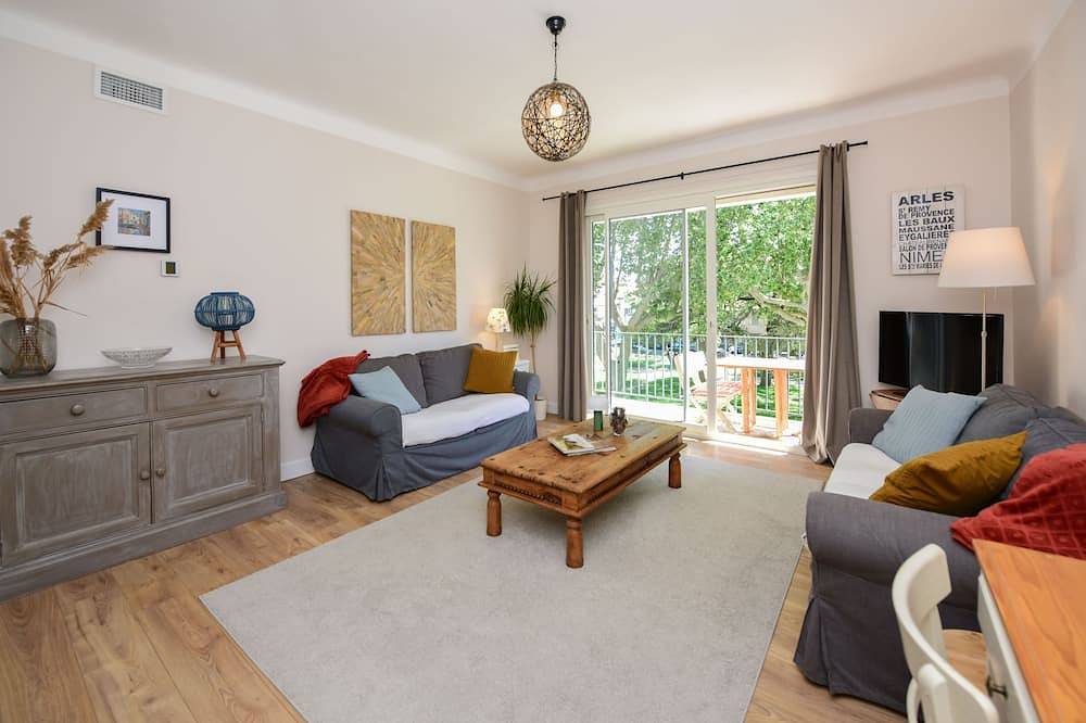 Entire apartment, Charming Renovated Apartment Near the Historic Center of Tarascon in Tarascon, Arles region