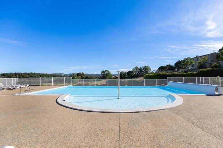 Location de vacances pour 6 personnes, avec Terrasse et Jardin ainsi que Piscine et Vue à Saint-Trinit