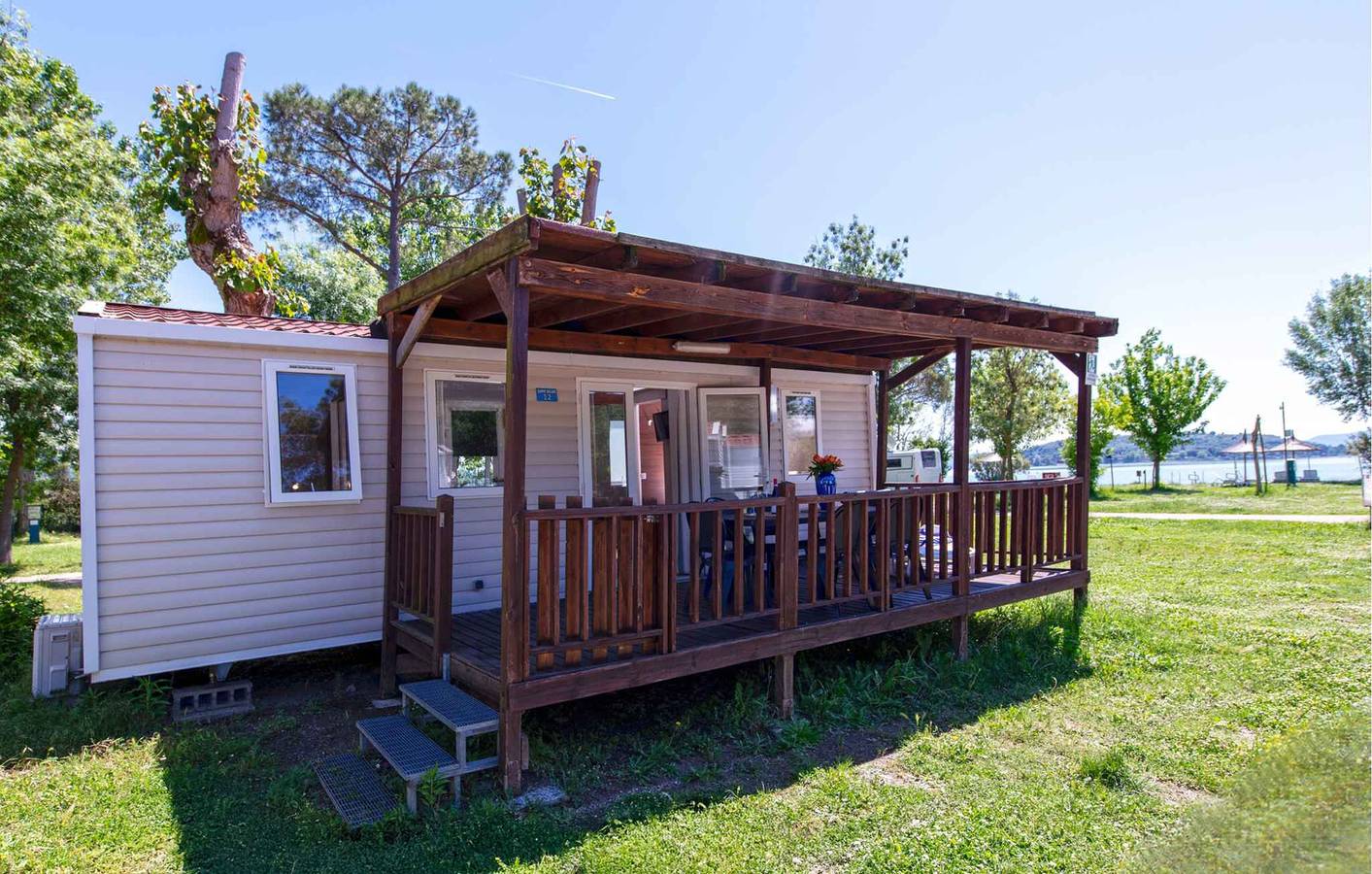 Mobilehome mit Klimaanlage und Holzveranda  in Tuoro sul Trasimeno, Lago Trasimeno