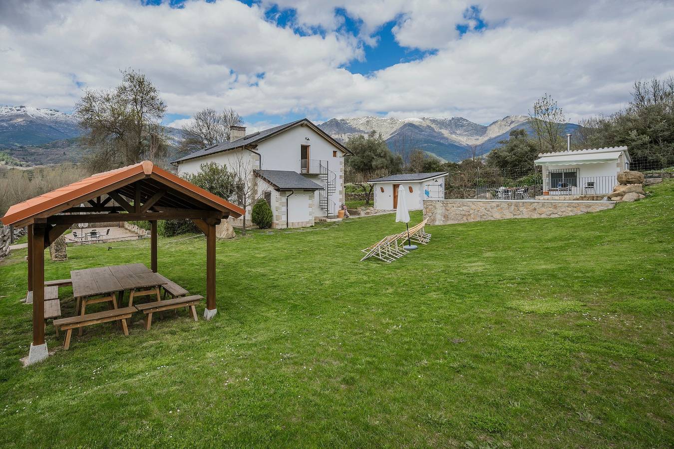 Chalet 'Finca El Aguilojo' con piscina privada, terraza privada y Wi-Fi in Santa Cruz del Valle, Valle del Tiétar