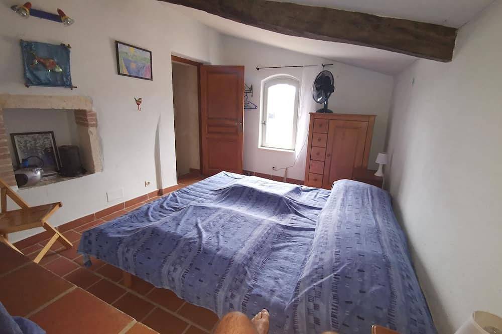 Ganze Wohnung, Helle Maisonettewohnung mit Terrasse und schöner Aussicht in Cornillon, Nimes und Umgebung