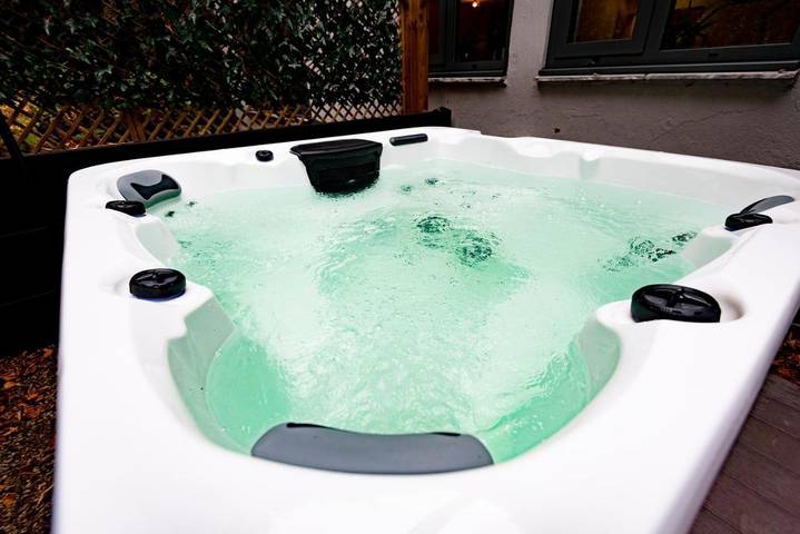 Apartment for 20 people, with hot tub in Wirral