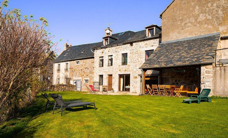 Gîte pour 10 personnes, avec Terrasse ainsi que Jardin et Vue