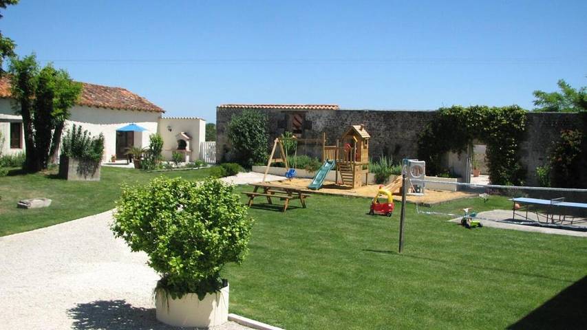 Location de vacances pour 9 personnes, avec piscine ainsi que vue et jardin à Salles-Lavalette - 4