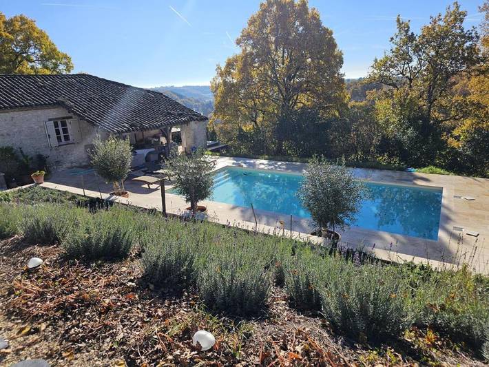Gîte pour 7 personnes, avec piscine ainsi que vue et terrasse à Touffailles