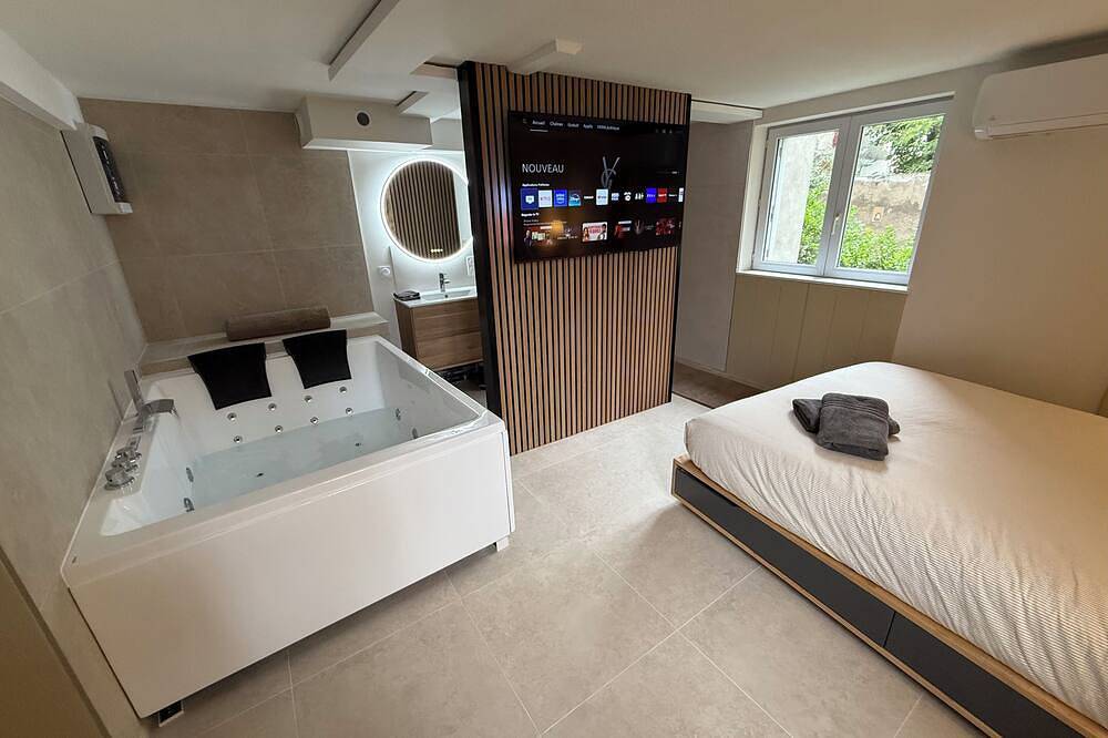 Entire apartment, 🏡 Fully-equipped cocooning apartment (Kingsize whirlpool bath) in Riom, Volcans d'Auvergne Regional Nature Park