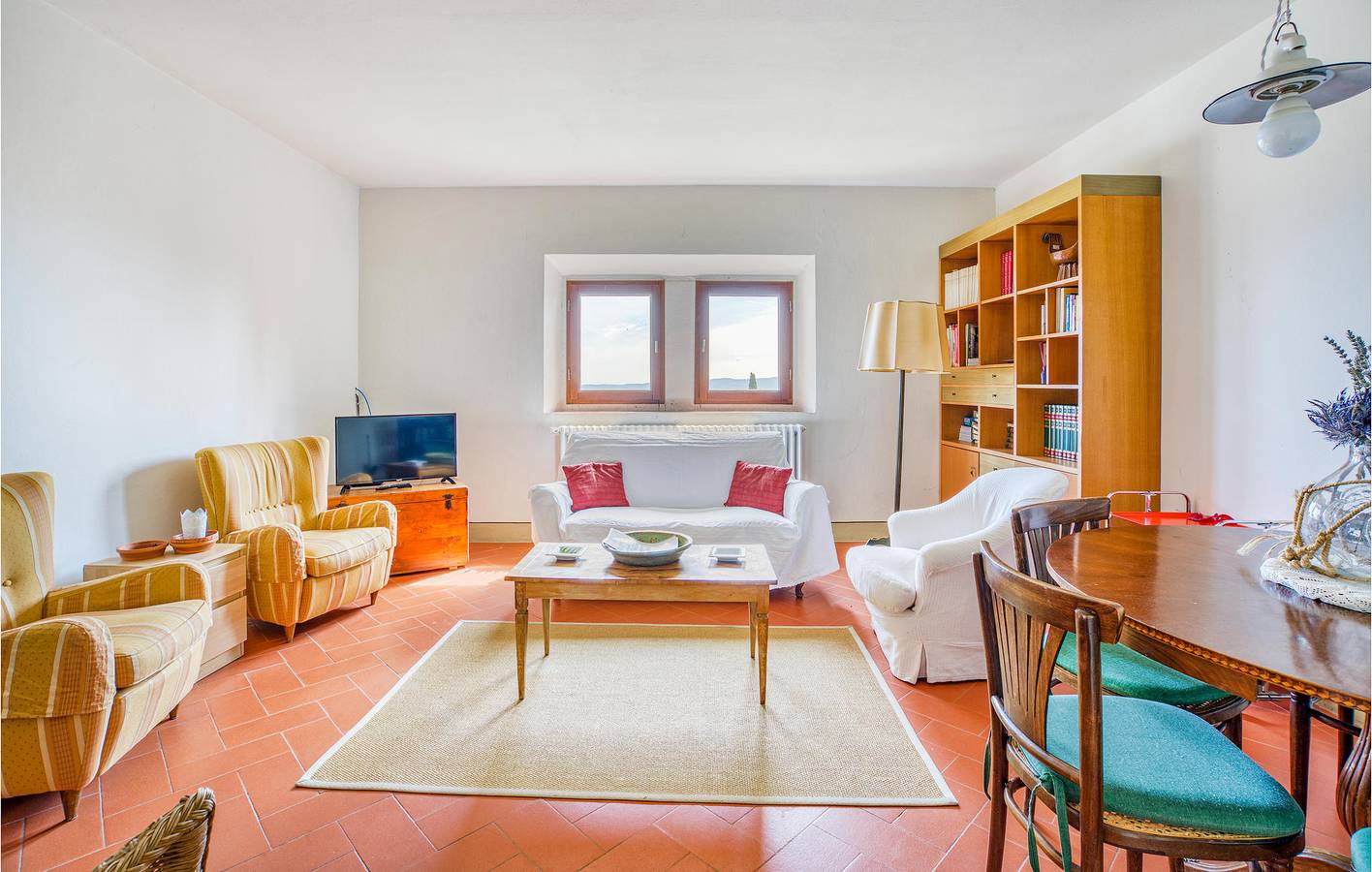 Schickes 110 qm Apartment mit Parkplatz, Pool & Garten in Valdarno