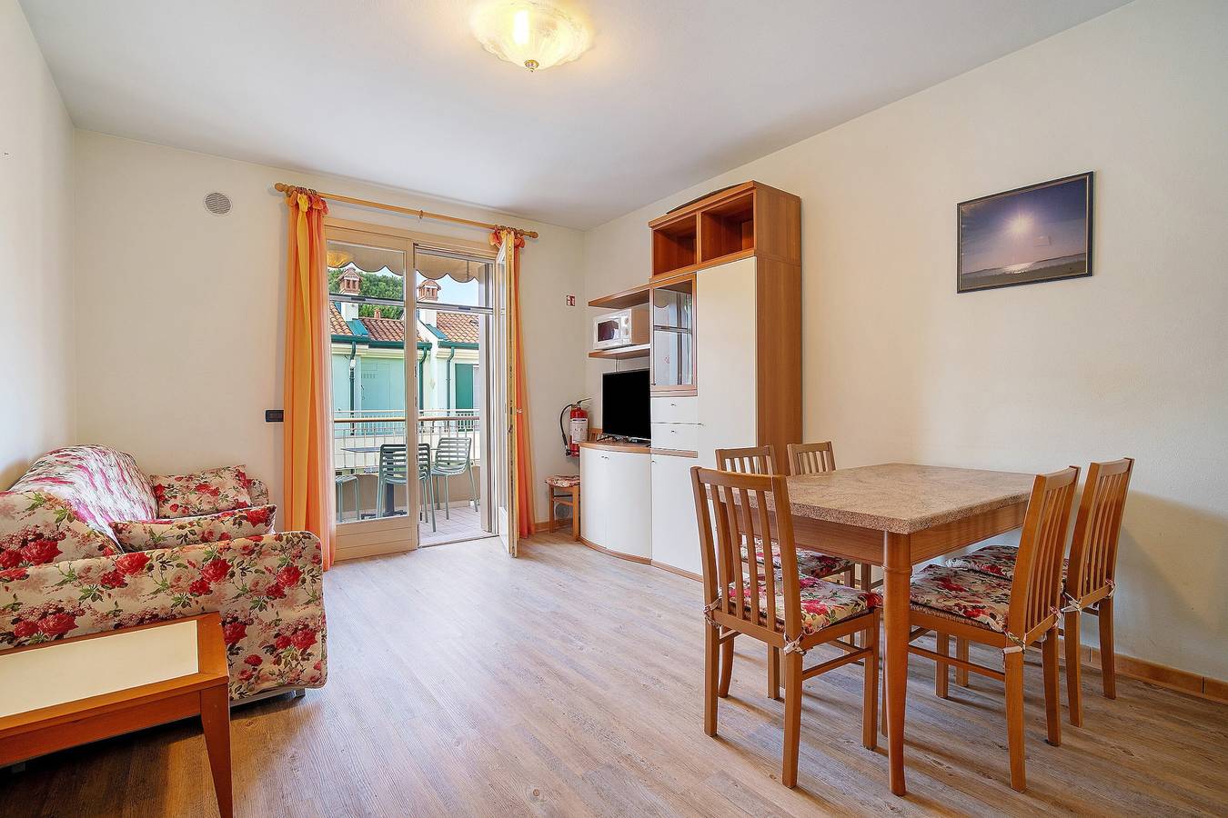 Apartamento entero, Apartamento 'Valentina 1 - Primer Piso' con piscina compartida, Wi-Fi y aire acondicionado in Lido di Jesolo, Jesolo