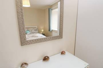 Log Cabin for 4 People in Poole, Poole Harbour, Photo 3