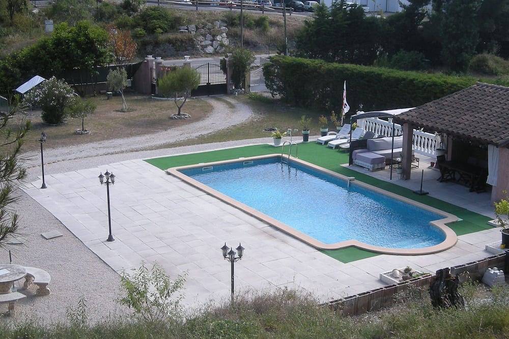 Appartement entier, Appart. avec piscine  - ( 4 personnes durant le séjour + 1 enfant de - 6 ans) in Roquefort-la-Bédoule, Région de Marseille