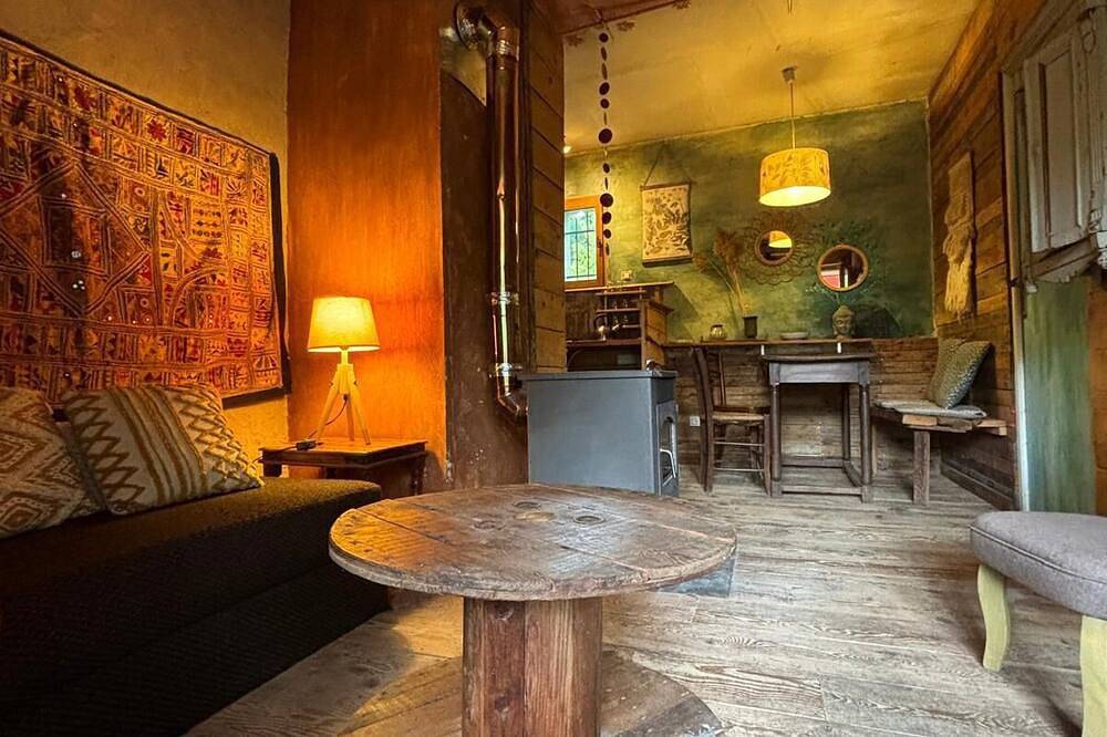 Appartement entier, Comme une cabane, entre forêt et rivière, avec terrasse face au jardin. in Rennes-les-Bains, Parc naturel régional Corbières-Fenouillèdes