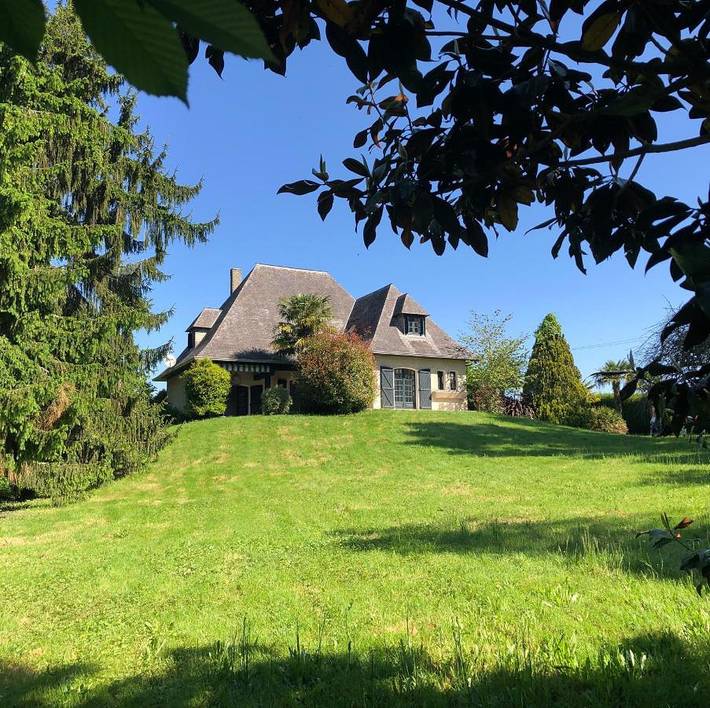 Location de vacances pour 6 personnes, avec jardin ainsi que vue et piscine à Ger (Pyrénées-Atlantiques)