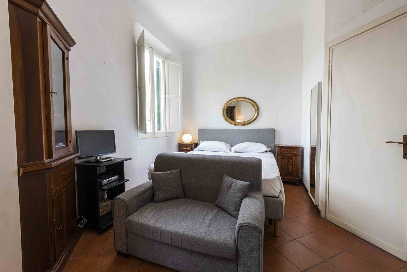 Entire apartment, Classic Florence Studio by Mmega in Florence city center, Florence