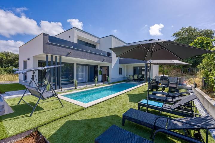 Villa for 10 people, with pool and balcony, child-friendly in Pula