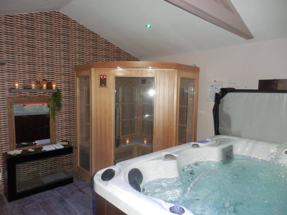 Double or Twin Room with Spa Access in Lambesc, Région d'Aix-en-Provence