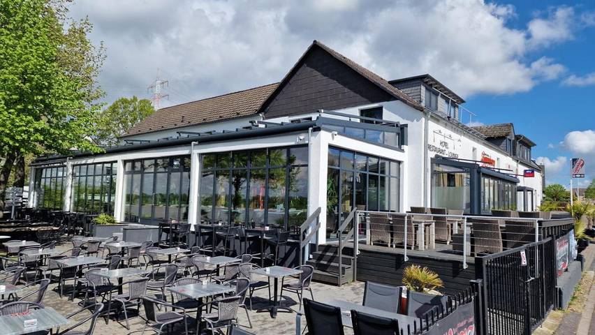 Hotel, mit Garten in Monheim am Rhein