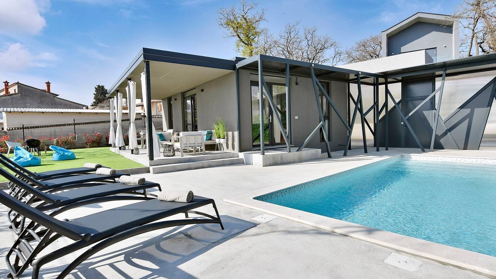 Moderne Villa Barcolana mit Pool in Baderna, Zentralistrien