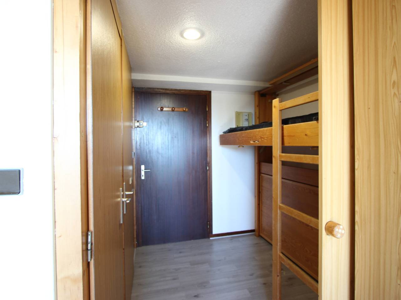 Studio entier, Studio cabine rénové, balcon ouest, parking couvert in Chamrousse, Parc national des Écrins