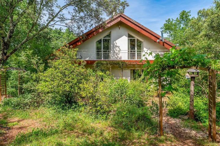 Holiday Home 'A Romantic Retreat in The Woods' with Mountain View, Wi-Fi and Air Conditioning in Molières-sur-Cèze, Cévennes