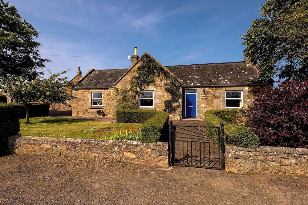 An impressive and unique 3-bedroom cottage in a picturesque countryside setting. Sleeps 5. in Edinburgh und Lothian