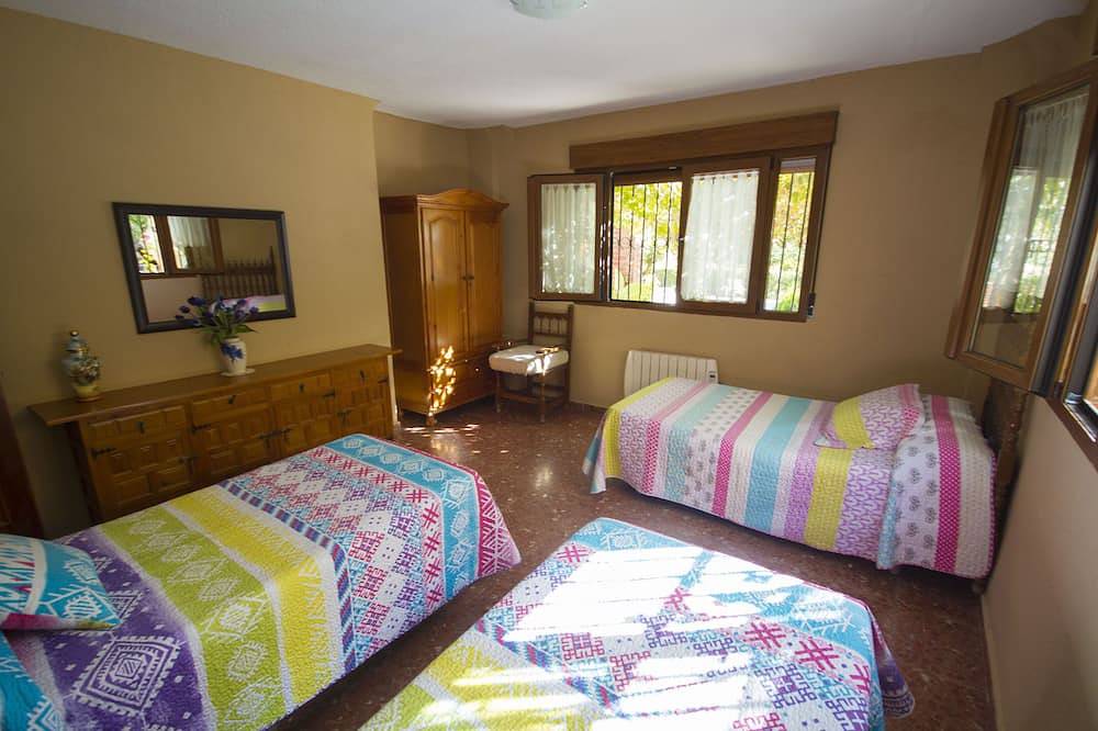 La Casita de Rufo, con piscina, barbacoa y wifi a 10 min del centro de Granada in Entorno de Sierra Nevada, Cenes de la Vega