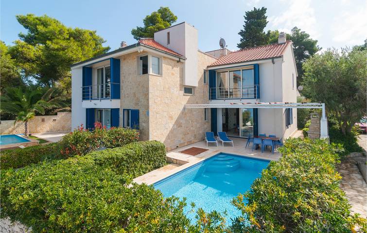 Appartement en bord de mer avec piscine, parking et terrasse in Supetar, Brac